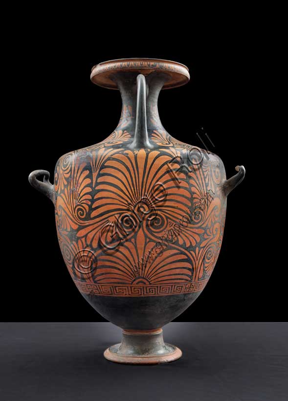 Museo Civico Archeologico di Bologna: Hydria apula a figure rosse.Vista laterale con decorazione a girali e palmette.350-320a.C., pittore di Gioia del Colle.Inventario G 364