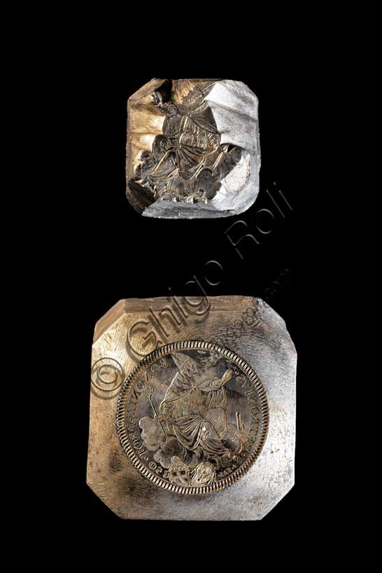 Museo Civico Archeologico di Bologna: conii.Inv.  88110, II, 10, 33 (in alto) e 86397, II.15, 6 (in basso).