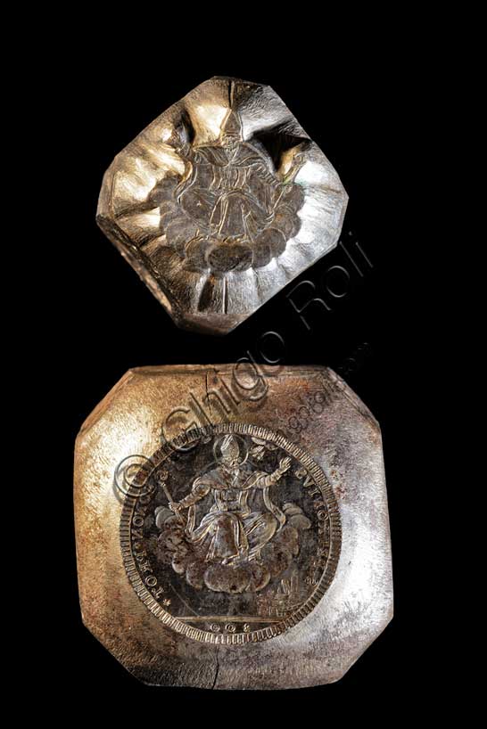 Museo Civico Archeologico di Bologna: conii.Inv.  88110, II, 10, 33 (in alto) e 86397, II.15, 6 (in basso).