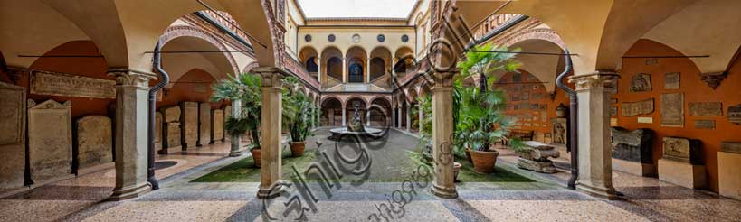 Museo Civico Archeologico di Bologna: il cortile del museo.