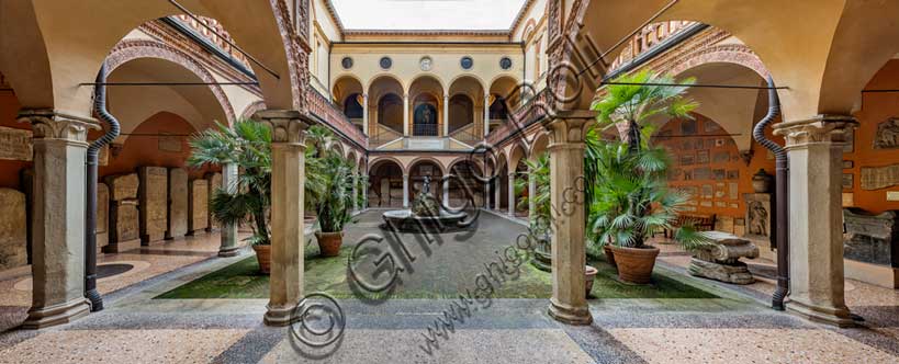 Museo Civico Archeologico di Bologna: il cortile del museo.