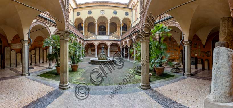 Museo Civico Archeologico di Bologna: il cortile del museo.