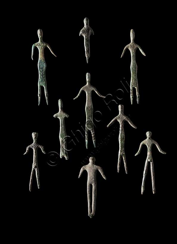 Museo Civico Archeologico di Bologna, Inv. xxx: bronzetti schematici di devoti, dalla necropoli di Monteacuto (Grizzana Morandi).
