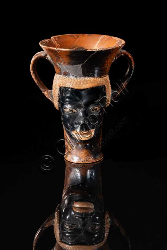 Museo Civico Archeologico di Bologna:  kantharos attico con doppia protome. Dalla tomba 259 della necropoli della Certosa.  Inv. 17281.