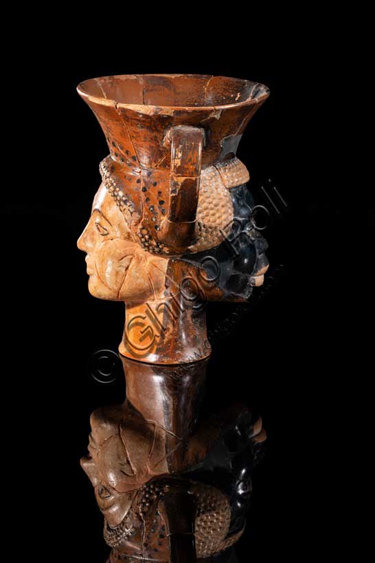 Museo Civico Archeologico di Bologna:  kantharos attico con doppia protome. Dalla tomba 259 della necropoli della Certosa.  Inv. 17281.