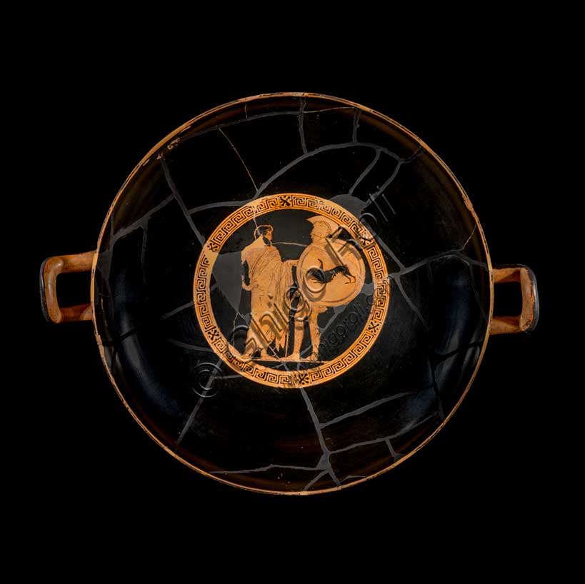 Museo Civico Archeologico di Bologna: kylix attica a figure rosse del pittore di Kodros.All'interno di questa coppa è raffigurato Codros, mitico re di Atene, a colloquio con Ainetos, l'indovino che gli predice la vittoria sugli Spartani a prezzo della vita. Proprio a partire da questa kylix è stata individuata la personalità di un pittore, attivo ad Atene intorno alla metà del V secolo a.C. La sua produzione è esclusivamente limitata ad una serie di kylikes, decorate per lo più da soggetti mitologici ed eroici di argomento attico. Inventario G_0595