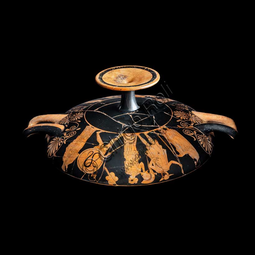 Museo Civico Archeologico di Bologna: kylix attica a figure rosse del pittore di Kodros.Proprio a partire da questa kylix è stata individuata la personalità di un pittore, attivo ad Atene intorno alla metà del V secolo a.C. All'esterno di questa coppa, sono ritratti i commiati di Aiace da Lico alla presenza di Atena, Menesteo e Melite e di Teseo da Egeo, alla presenza di Medea, Forbante ed Etra. Inventario G_0595