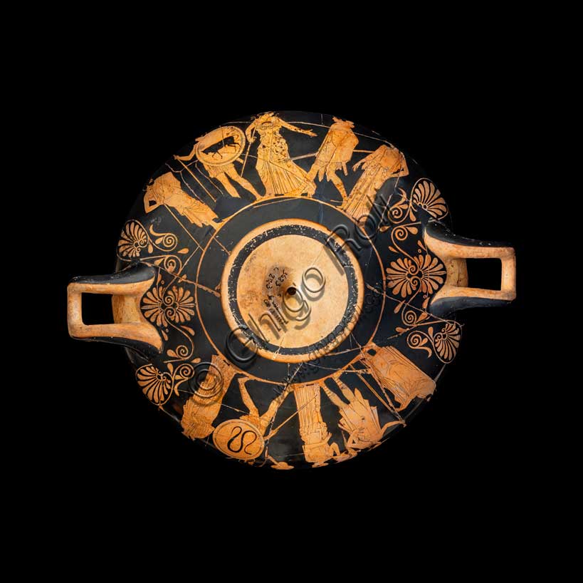 Museo Civico Archeologico di Bologna: kylix attica a figure rosse del pittore di Kodros.Proprio a partire da questa kylix è stata individuata la personalità di un pittore, attivo ad Atene intorno alla metà del V secolo a.C. All'esterno di questa coppa, sono ritratti i commiati di Aiace da Lico alla presenza di Atena, Menesteo e Melite e di Teseo da Egeo, alla presenza di Medea, Forbante ed Etra. Inventario G_0595