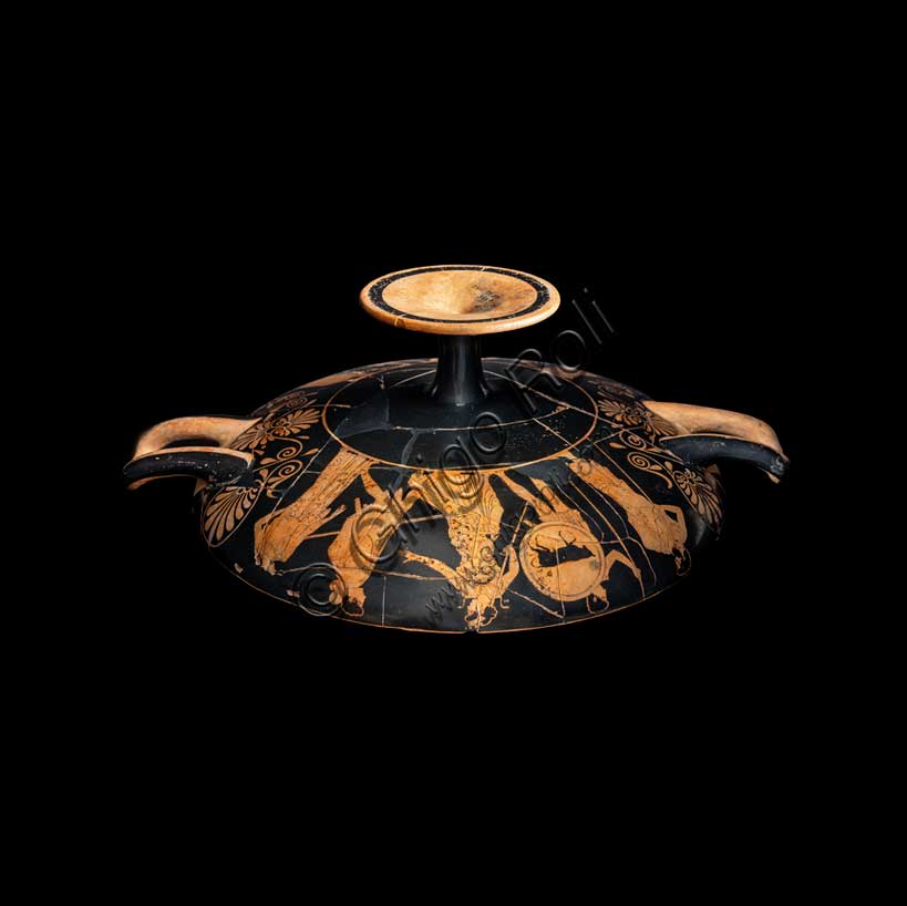Museo Civico Archeologico di Bologna: kylix attica a figure rosse del pittore di Kodros.Proprio a partire da questa kylix è stata individuata la personalità di un pittore, attivo ad Atene intorno alla metà del V secolo a.C. All'esterno di questa coppa, sono ritratti i commiati di Aiace da Lico alla presenza di Atena, Menesteo e Melite e di Teseo da Egeo, alla presenza di Medea, Forbante ed Etra. Inventario G_0595