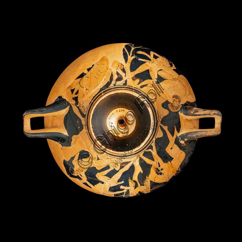 Museo Civico Archeologico di Bologna: Kylix attica a figure rosse con imprese dell’eroe Teseo. Opera di una delle maggiori personalità della ceramografia attica a figure rosse, questa coppa illustra alcune delle imprese compiute dall'eroe Teseo. All'esterno si susseguono quattro altre imprese dell'eroe, sapientemente disposte ed alternate a coprire, in una composizione equilibrata, l'intera parete del vaso. Teseo lotta con Kerkyon, con il gigante Prokrustes, doma il toro di Maratona e uccide, precipitandolo da una roccia, l'eroe megarese Skyron. La fortuna incontrata da Teseo nelle produzione a figure rosse è direttamente legata alle vicende politiche della città di Atene, che promuove un eroe squisitamente attico, protagonista di una serie di imprese, spesso scelte a paradigma del ruolo rivestito dalla città nelle vicende della Grecia.Inventario G_0818
