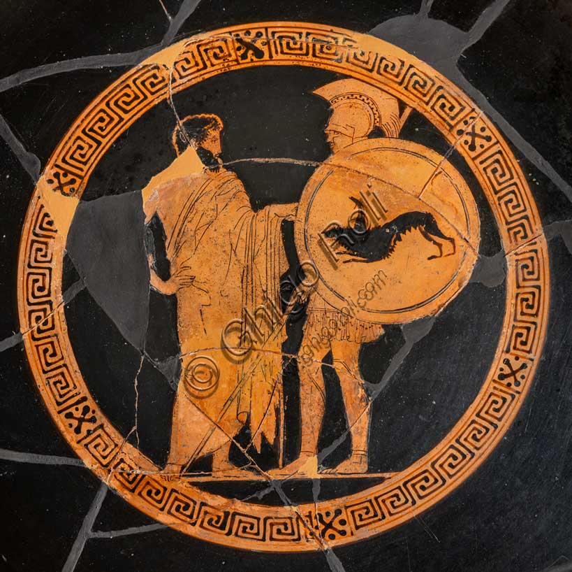 Museo Civico Archeologico di Bologna: kylix attica a figure rosse del pittore di Kodros.All'interno di questa coppa è raffigurato Codros, mitico re di Atene, a colloquio con Ainetos, l'indovino che gli predice la vittoria sugli Spartani a prezzo della vita. Proprio a partire da questa kylix è stata individuata la personalità di un pittore, attivo ad Atene intorno alla metà del V secolo a.C. La sua produzione è esclusivamente limitata ad una serie di kylikes, decorate per lo più da soggetti mitologici ed eroici di argomento attico. Inventario G_0595Particolare.