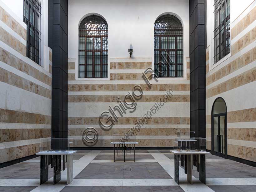 Museo Civico Archeologico di Bologna, la corte vetrata: veduta dell'allestimento dei gioielli di Nino Migliori e tavoli in marmo (Mario Cucinella design).