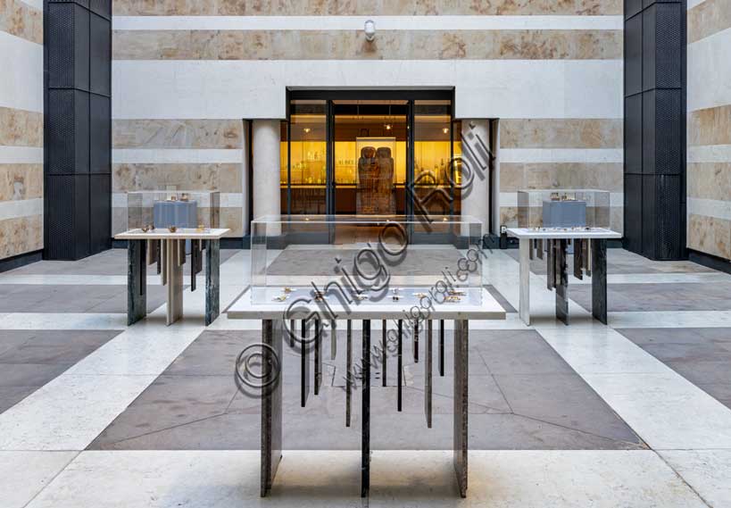 Museo Civico Archeologico di Bologna, la corte vetrata: veduta dell'allestimento dei gioielli di Nino Migliori e tavoli in marmo (Mario Cucinella design).