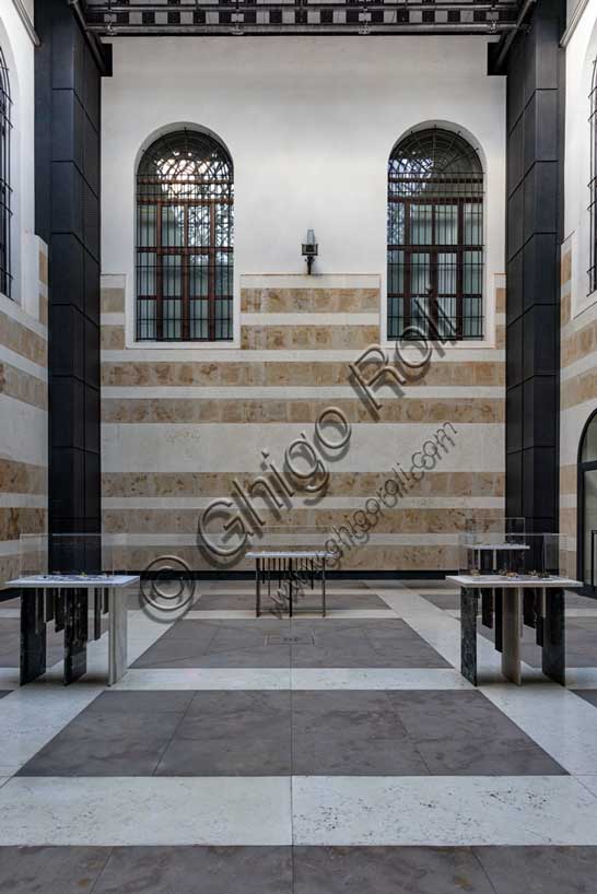 Museo Civico Archeologico di Bologna, la corte vetrata: veduta dell'allestimento dei gioielli di Nino Migliori e tavoli in marmo (Mario Cucinella design).