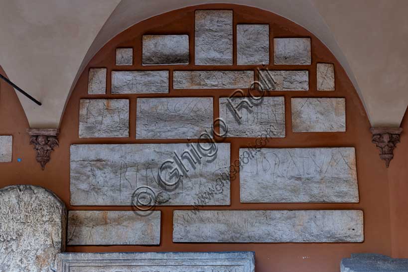Museo Civico Archeologico di Bologna: l’arcata 5.4 del cortile con lapidi e calchi di iscrizioni graffite sulle pareti dell'acquedotto romano  (cortile, arcata 5.4). Originali provenienti dal cunicolo dell'acquedotto romano.