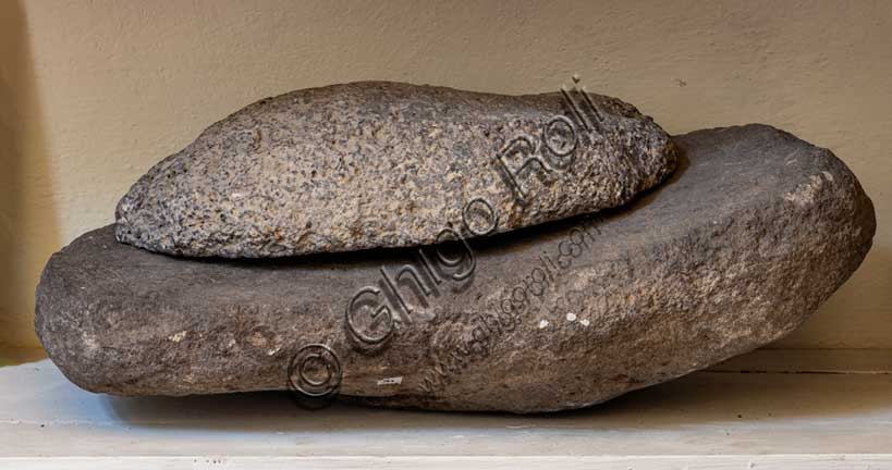 Museo Civico Archeologico di Bologna: macine e pesi provenienti dalla collina di Hissarlik (Troia) e donate da Heinrich Schliemann.