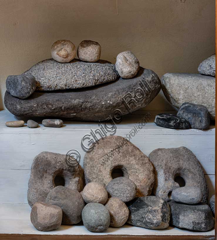 Museo Civico Archeologico di Bologna: macine e pesi provenienti dalla collina di Hissarlik (Troia) e donate da Heinrich Schliemann.