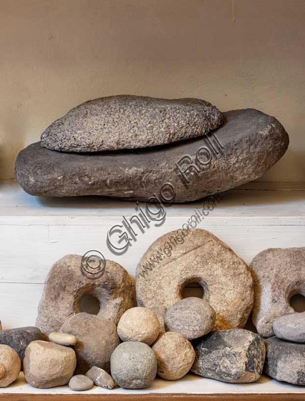 Museo Civico Archeologico di Bologna: macine e pesi provenienti dalla collina di Hissarlik (Troia) e donate da Heinrich Schliemann.