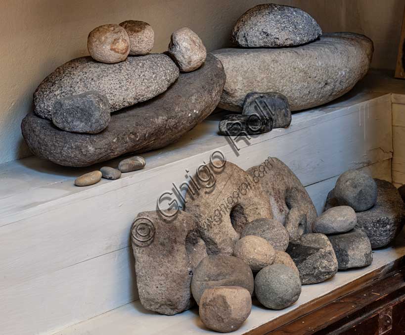 Museo Civico Archeologico di Bologna:  macine e pesi provenienti dalla collina di Hissarlik (Troia) e donate da Heinrich Schliemann.