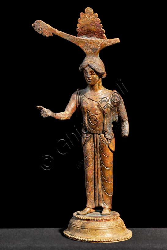 Museo Civico Archeologico di Bologna: Manico di specchio in bronzo configurato a fanciulla. Fronte.Inv. G_0821. 