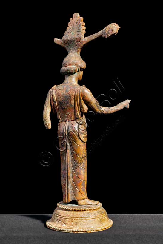 Museo Civico Archeologico di Bologna: Manico di specchio in bronzo configurato a fanciulla. Fronte.Inv. G_0821. 