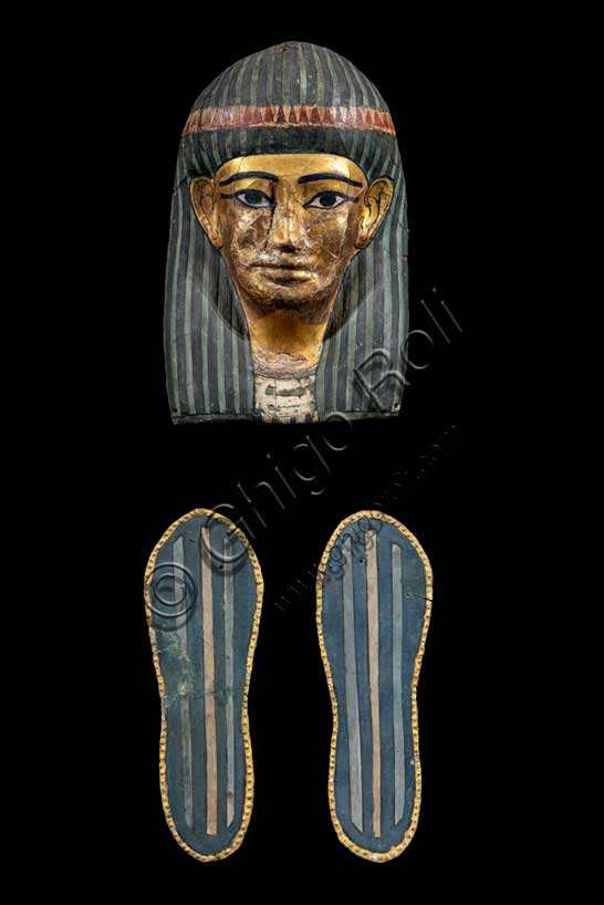 Museo Civico Archeologico di Bologna:  Maschera e coppia di suole per mummia.Inv. EG 1999-2019: 