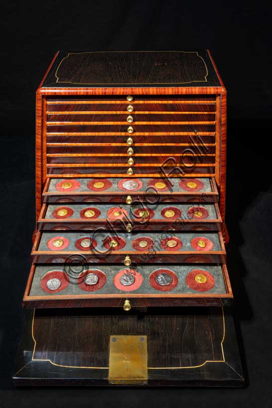 Museo Civico Archeologico di Bologna: medagliere da viaggio di Papa Benedetto XIV.