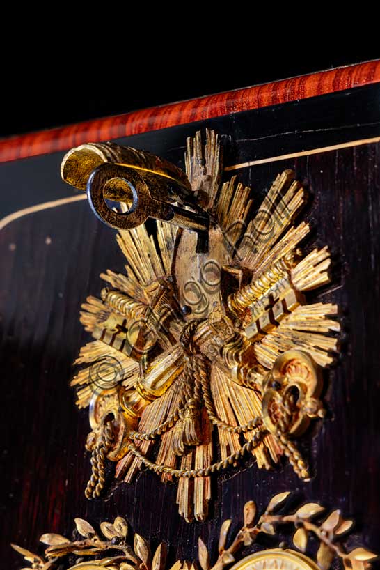 Museo Civico Archeologico di Bologna: medagliere da viaggio di Papa Benedetto XIV.Particolare con le insegne papali e la serratura “segreta” con chiave.