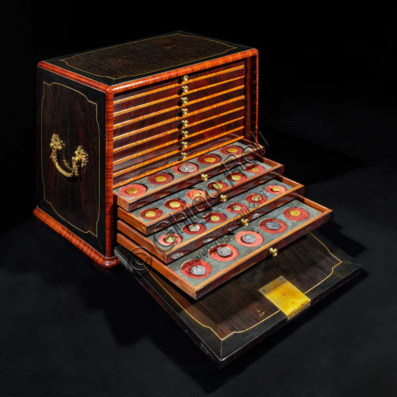 Museo Civico Archeologico di Bologna: medagliere da viaggio di Papa Benedetto XIV.