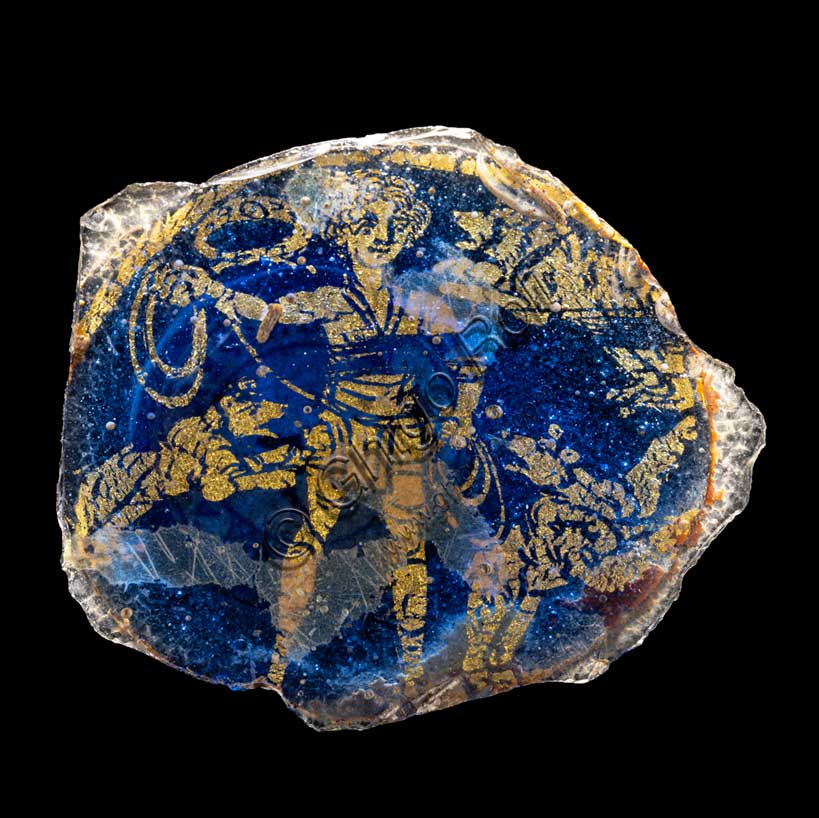 Museo Civico Archeologico di Bologna: medaglione in vetro blu e dorato con “venator” (scena di caccia).Inv. PCR_005 