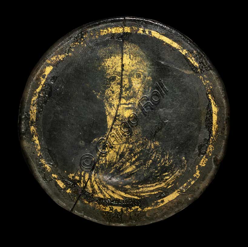 Museo Civico Archeologico di Bologna: medaglione in  vetro dorato a foglia d'oro. Entro una cornice circolare il busto di un giovane imberbe, con corti capelli, grandi occhi, lineamenti delicati, in posizione frontale; indossa la toga drappeggiata sotto la spalla destra.Inv. PCR_002