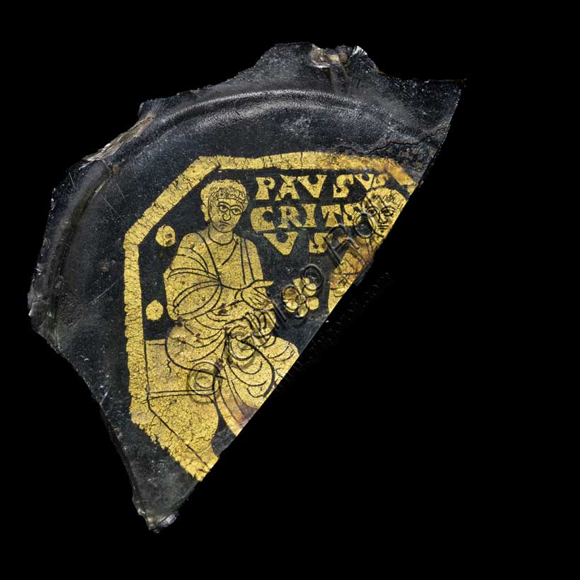 Museo Civico Archeologico di Bologna: medaglione in vetro dorato con Cristo e Paolo intenti al dialogo sapienziale.Inv. PCR_008