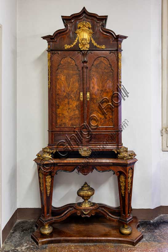 Museo Civico Archeologico di Bologna: mobile medagliere di Benedetto XIV (a sx della finestra).