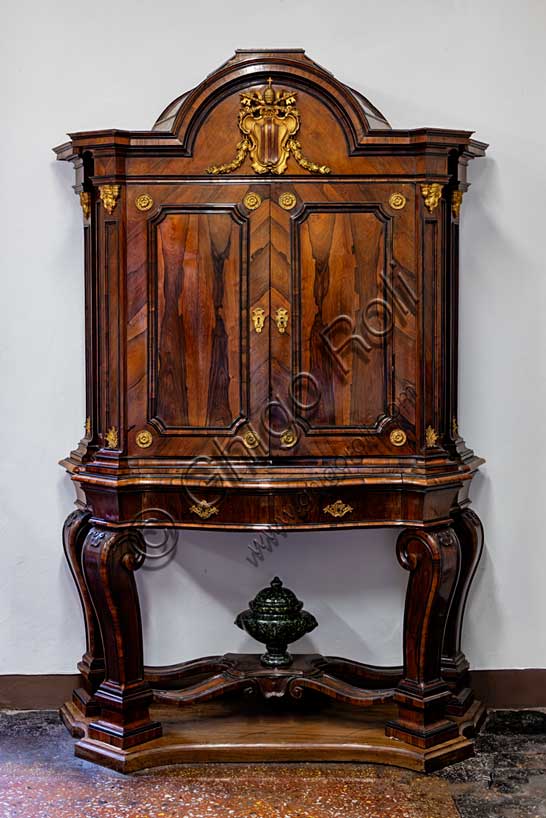 Museo Civico Archeologico di Bologna: mobile medagliere di Benedetto XIV (a ds della finestra).