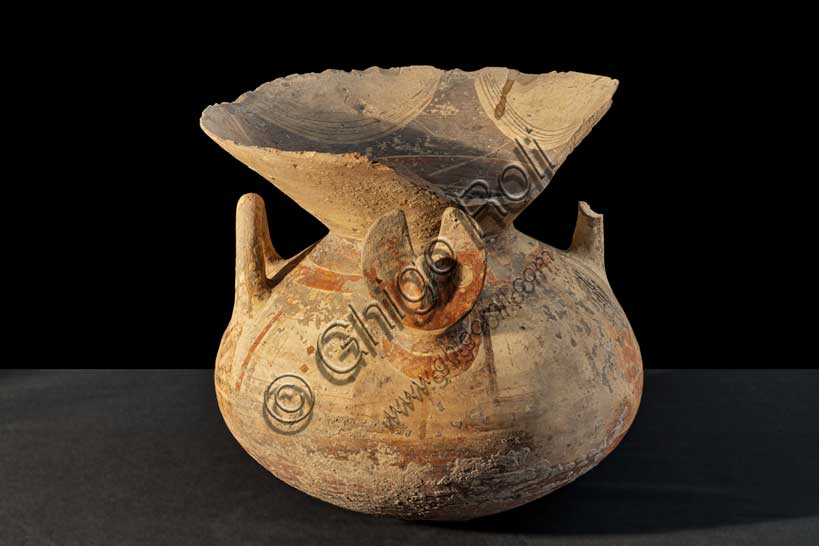 Museo Civico Archeologico di Bologna: olla daunia con labbro imbutiforme; 550-500 a.C.Inv. G_0271