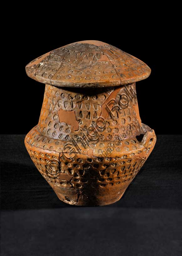 Museo Civico Archeologico di Bologna: ossuario decorato a stampiglia, dal sepolcreto Arnoaldi; Inv.  26210.