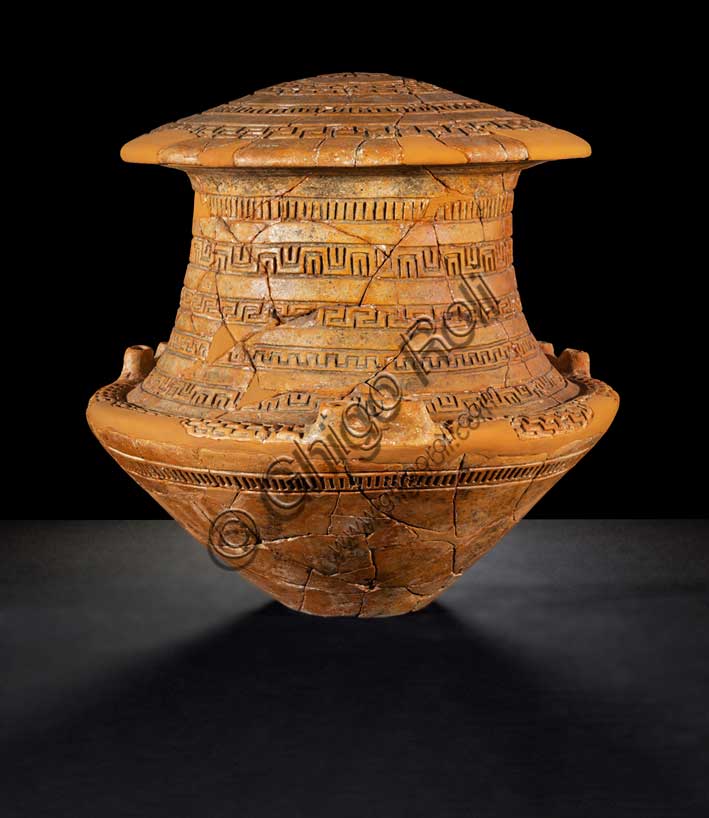 Museo Civico Archeologico di Bologna: ossuario decorato a stampiglia, dal sepolcreto Arnoaldi; Inv.  26210.