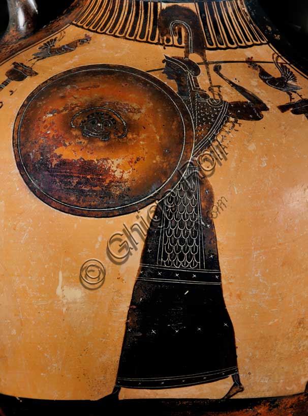 Museo Civico Archeologico di Bologna: Pittore di Achille, Anfora panatenaica, dal Sepolcreto Arnoaldi, tomba 110. 450-420 a.C.Le anfore panatenaiche sono anfore prodotte per contenere l'olio sacro che nell'antica Grecia veniva consegnato come premio agli atleti vincitori dei giochi panatenaici. Prodotte a partire dalla metà del VI secolo a.C. (nel periodo dei ceramografi Kleitias e Lido) e decorate con la tecnica a figure nere, questi vasi ufficiali mantennero tradizionalmente questo tipo di decorazione fino al II secolo a.C.Inv. 18040.Particolare.