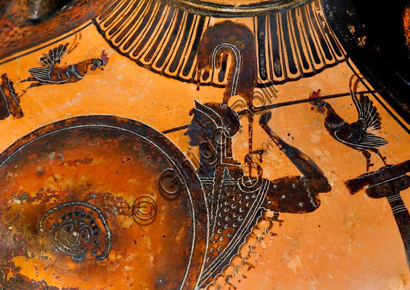 Museo Civico Archeologico di Bologna: Pittore di Achille, Anfora panatenaica, dal Sepolcreto Arnoaldi, tomba 110. 450-420 a.C.Le anfore panatenaiche sono anfore prodotte per contenere l'olio sacro che nell'antica Grecia veniva consegnato come premio agli atleti vincitori dei giochi panatenaici. Prodotte a partire dalla metà del VI secolo a.C. (nel periodo dei ceramografi Kleitias e Lido) e decorate con la tecnica a figure nere, questi vasi ufficiali mantennero tradizionalmente questo tipo di decorazione fino al II secolo a.C.Inv. 18040.Particolare.