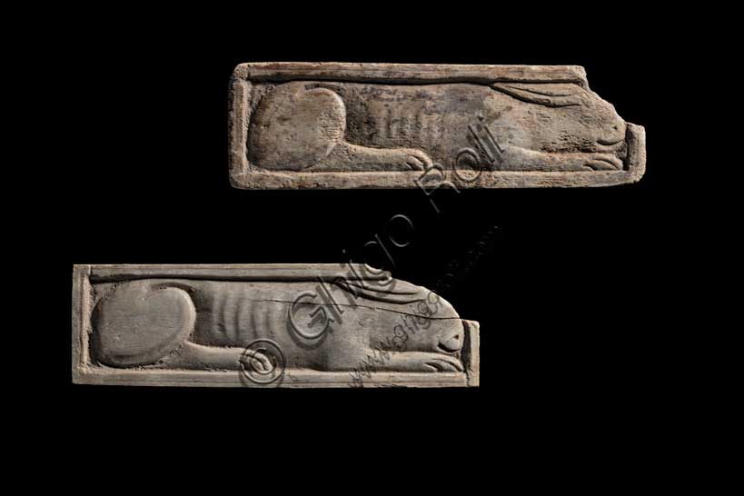 Museo Civico Archeologico di Bologna: placchette in osso Dal sepolcreto De Luca.Inv. 18902 e 18903.