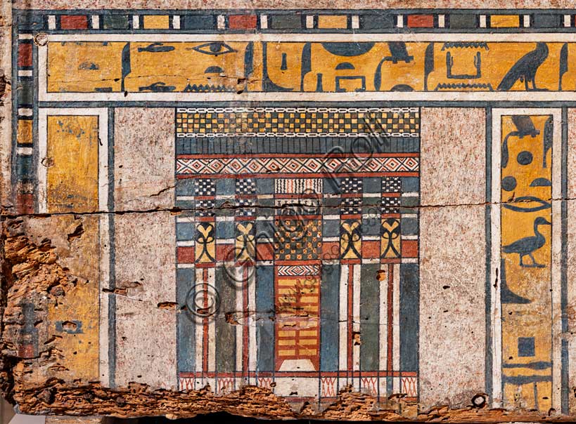 Museo Civico Archeologico di Bologna: sarcofago a cassa a nome di Ibi. Particolare di una serie di pannelli a "falsa porta", motivo ripreso dall'architettura funeraria dell'Antico Regno, che decora questo sarcofago appartenuto alla “signora della casa” Ibi. Medio Regno: XII-XIII dinastia (1938-1640 a.C.); Inv. MCA-EGI-EG_1959. 