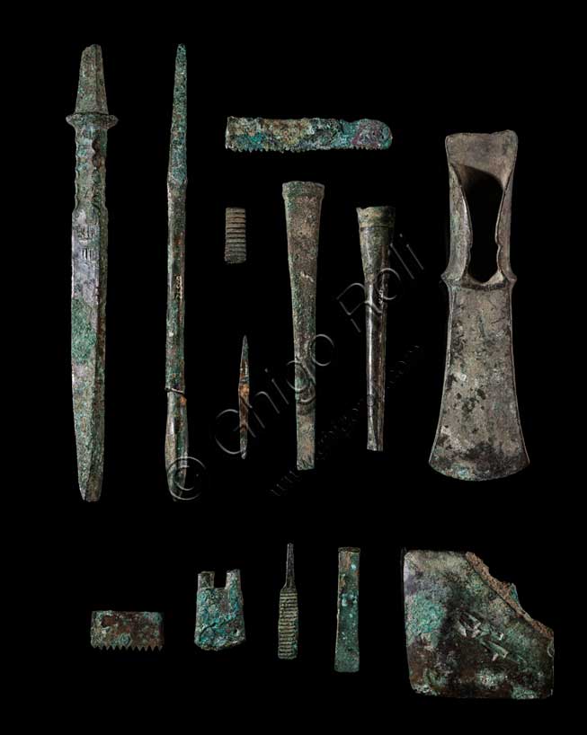 Museo Civico Archeologico di Bologna: selezione di strumenti per le attività artigianali dal ripostiglio di San Francesco.