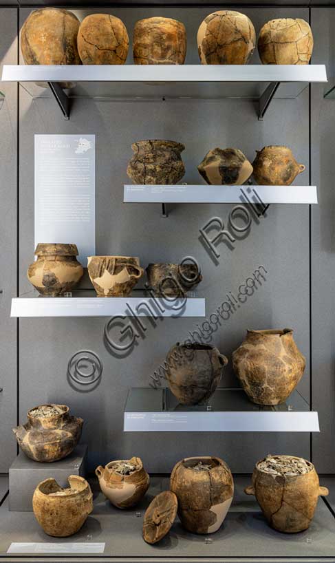 Museo Civico Archeologico di Bologna,  Sezione “Bologna e il suo territorio nella preistoria”: urne cinerarie dalla necropoli terramaricola di Pragatto, Crespellano (BO).