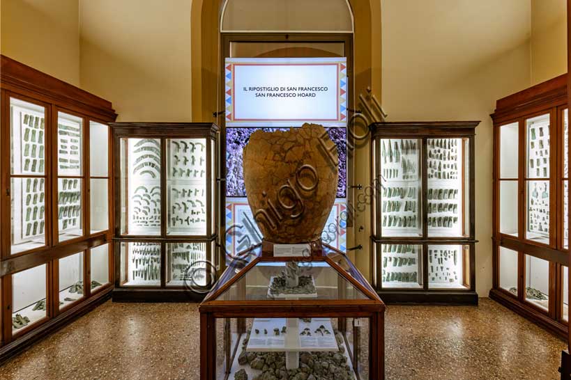 Museo Civico Archeologico di Bologna, Sezione Bologna etrusca: il ripostiglio di San Francesco.Risalente al VII secolo a.C. é il più importante deposito dell’Età del Ferro in Italia. Fu rinvenuto nei pressi dell’attuale Basilica di San Francesco  e consisteva in un massiccio vaso di terracotta (dolio) contenente 14.841 oggetti metallici, tra interi e frammentari, testimonianza preziosa della vita e delle attività della comunità etrusca di Felsina, antico nome della città di Bologna.Inizialmente, é stato considerato come una riserva di metallo destinata a una fonderia, occultata agli inizi del VII secolo a.C. Tuttavia, recenti studi hanno considerato il ripostiglio come un possibile tesoro pubblico, forse deposto ritualmente in un’occasione speciale.
