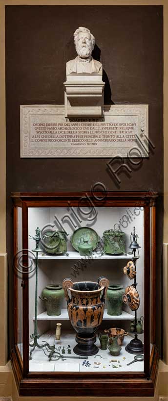 Museo Civico Archeologico di Bologna, Sezione Bologna etrusca:  la tomba grande dei Giardini Margherita, busto di Edoardo Brizio e lapide commemorativa.