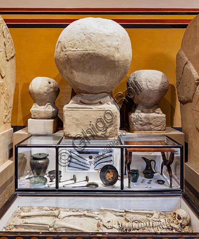 Museo Civico Archeologico di Bologna, Sezione Bologna etrusca: le necropoli (cippi sferici e corredo della tomba Certosa 27).