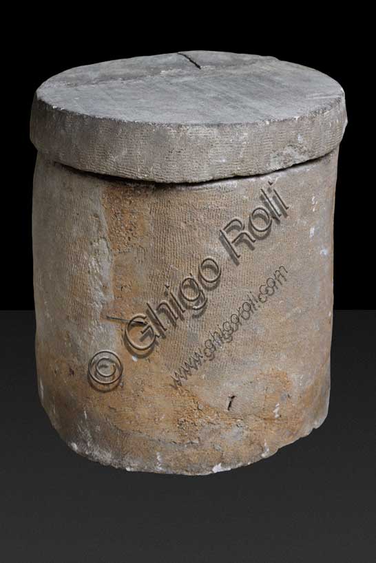Museo Civico Archeologico di Bologna, sezione Bologna romana: urna cilindrica in pietra.