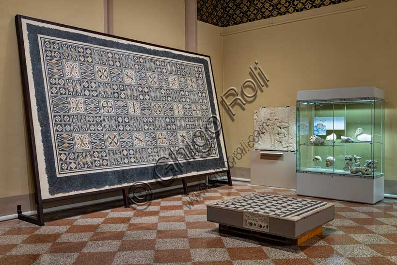 Museo Civico Archeologico di Bologna, sezione Bologna romana: veduta della sala con pavimenti musivi.
