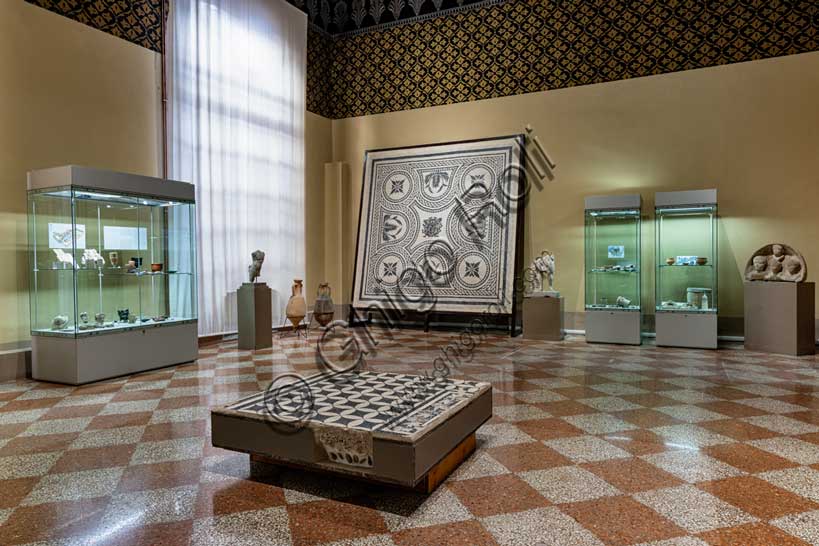 Museo Civico Archeologico di Bologna, sezione Bologna romana: veduta della sala con pavimenti musivi.