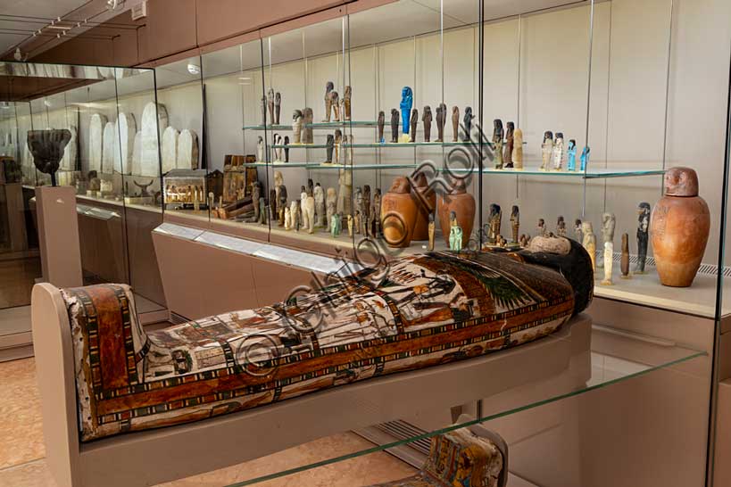 Museo Civico Archeologico di Bologna: Sezione Egizia, sala 4, vista della vetrina con il cartonnage di Nekhtubastetiru (vetrina 5A) e sullo sfondo le vetrine 4 e 5.